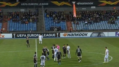 El dron con la bandera de Armenia estuvo largos minutos sobre la cancha