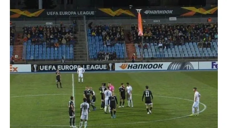 El dron con la bandera de Armenia estuvo largos minutos sobre la cancha