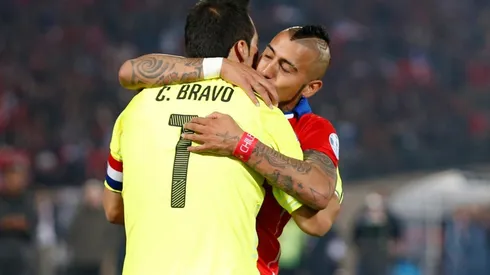 Uno de los últimos abrazos de Bravo con Vidal. Se volverán a encontrar.