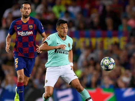 Hinchas del Barça aplauden de pie a Alexis en el Camp Nou