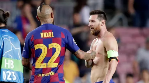 Messi felicita a Vidal tras el partido.