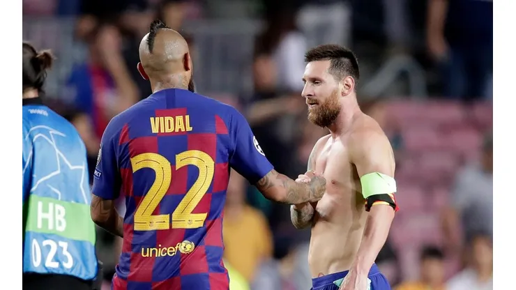 Messi felicita a Vidal tras el partido.