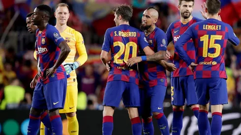 Vidal abraza a sus compañeros.