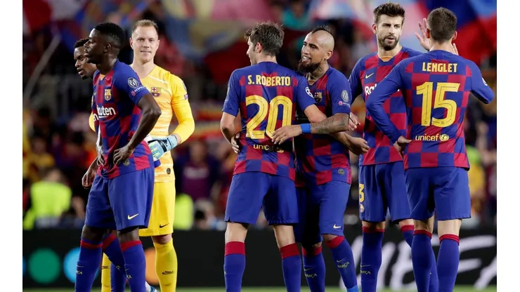 Vidal abraza a sus compañeros.