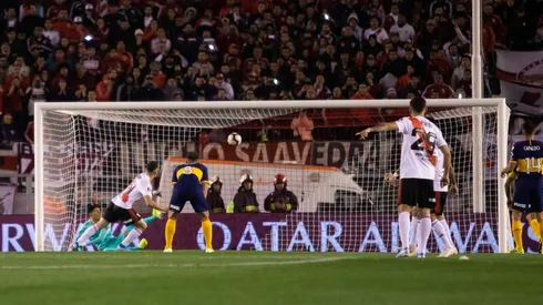 Santos Borré recibió la falta y convirtió el penal.