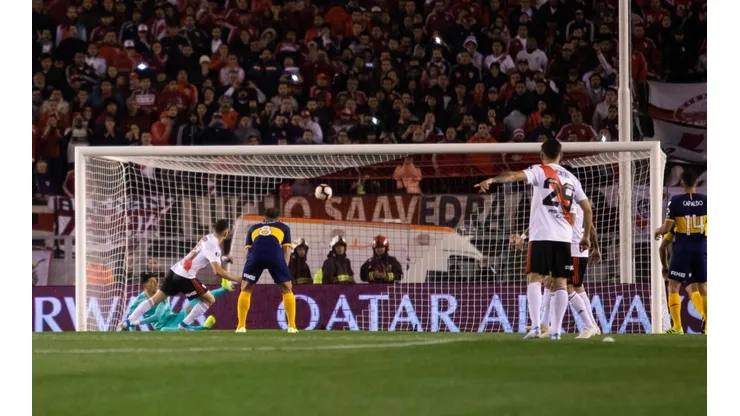 Santos Borré recibió la falta y convirtió el penal.