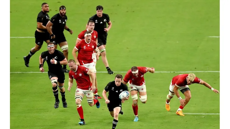 Brad Weber de Nueva Zelanda en plena acción del Mundial de Rugby ante Canadá.
