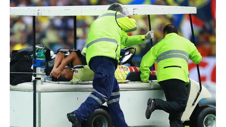 Gio Dos Santos saliendo lesionado.