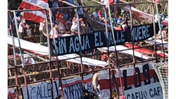 Parte de la protesta de los hinchas de Unión San Felipe y San Luis por la sequía en la zona.