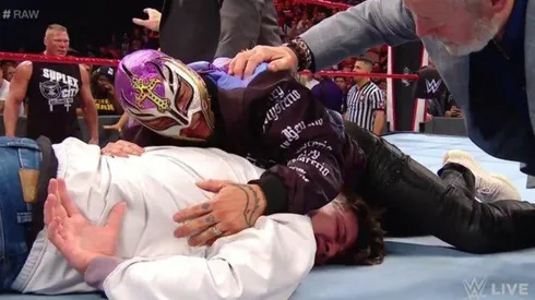 Brock Lesnar le da una brutal paliza a Rey Mysterio y a su hijo