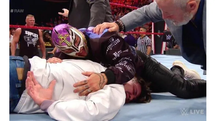 Brock Lesnar le da una brutal paliza a Rey Mysterio y a su hijo