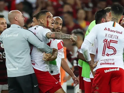 Paolo Guerrero recibe ayuda espiritual de un grupo religioso
