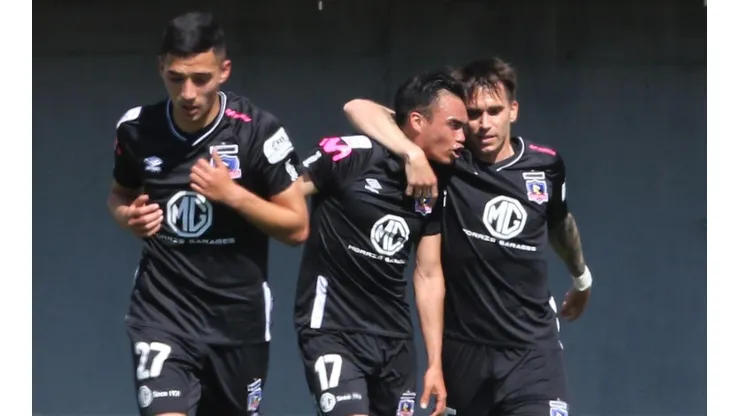 Mouche abraza a Gabriel Suazo en La Florida.