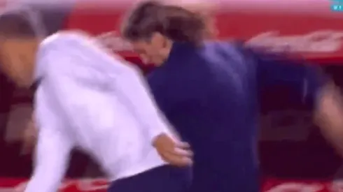 Sebastián Beccacece lo hizo otra vez: se enoja y patea un bolso en pleno partido