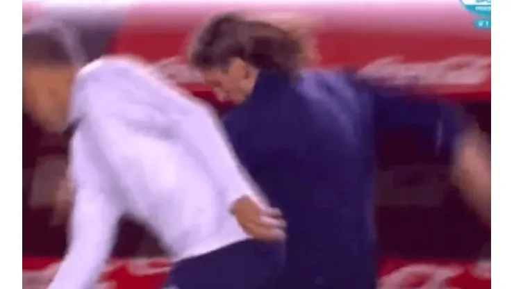 Sebastián Beccacece lo hizo otra vez: se enoja y patea un bolso en pleno partido
