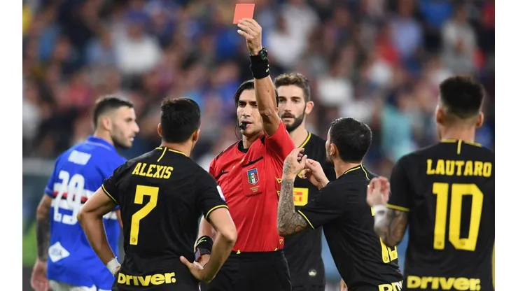 El árbitro echa al saco a Alexis.