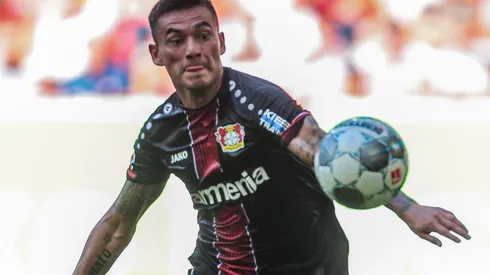 Charles Aránguiz gana con el Leverkusen.