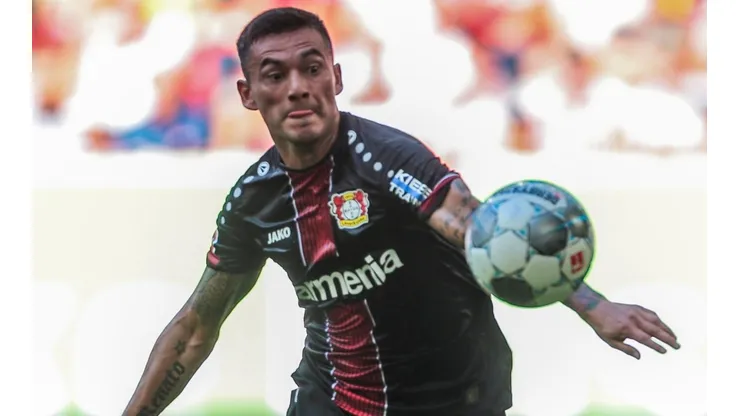 Charles Aránguiz gana con el Leverkusen.