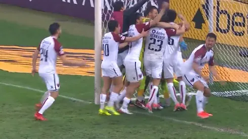 Leonardo Burián abrazado por todos sus compañeros, en la postal del triunfo de Colón