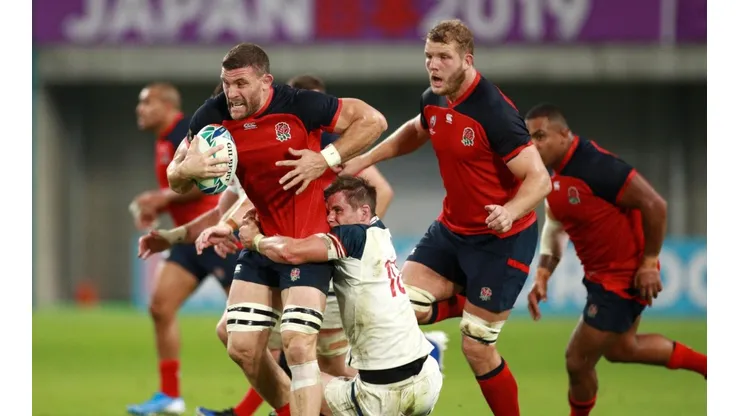 Mark Wilson de Inglaterra supera a AJ MacGinty de EE UU, durante el partido del Grupo C del Mundial de Rugby en Kobe.