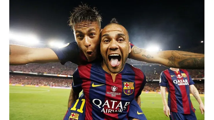 Dani Alves revive la teleserie Neymar: "Sigo pensando que su felicidad está en Barcelona"