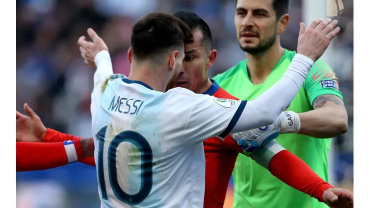 Medel y Messi tuvieron un fuerte encontronazo la última vez que se vieron.