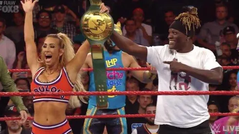 Carmella traiciona a R-Truth y gana el título 24/7 en RAW