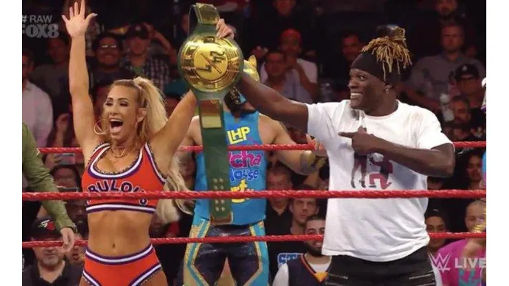 Carmella traiciona a R-Truth y gana el título 24/7 en RAW