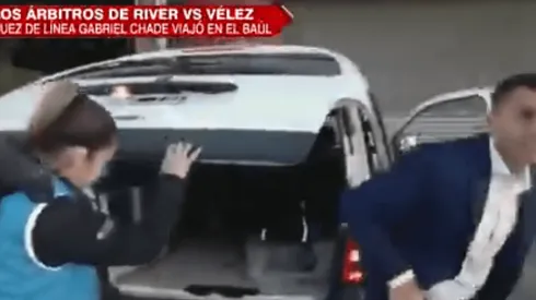 Gabriel Chade bajándose de la maletera en Núñez.