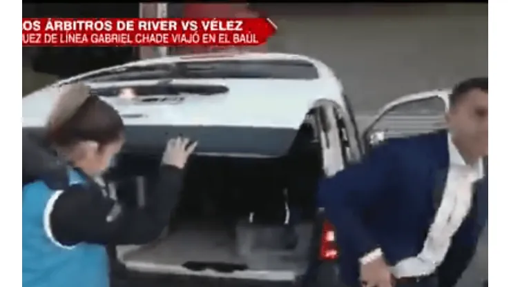 Gabriel Chade bajándose de la maletera en Núñez.