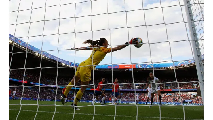 Tiane Endler sigue haciendo historia.