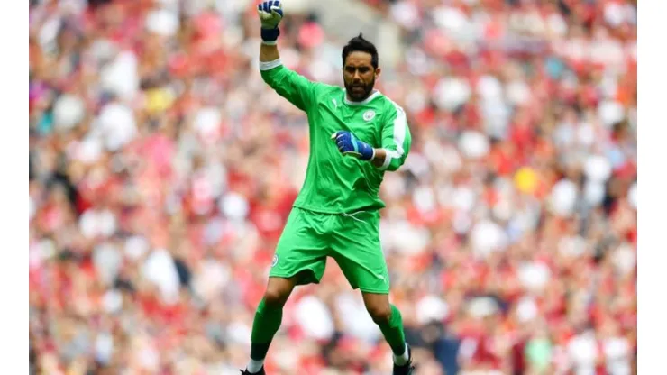 Claudio Bravo reaparece en el arco de Manchester City