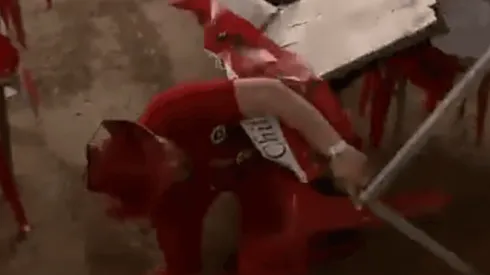 El pobre "chalado" cayendo malamente.