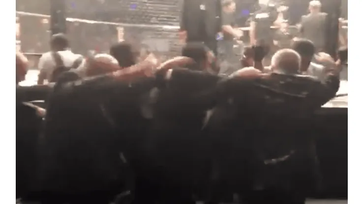Escándalo en UFC: pelea termina en 15 segundos y público lanza de todo