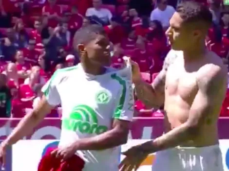 La quería sí o sí: Paolo Guerrero obliga a rival a intercambiar camisetas