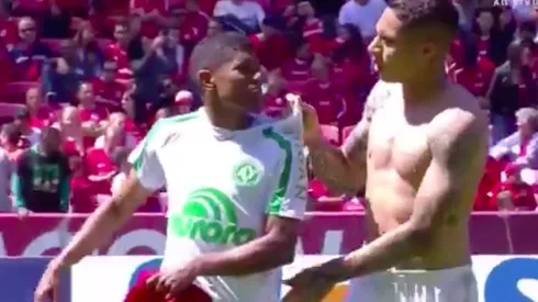 La quería sí o sí: Paolo Guerrero obliga a rival a cambiar camiseta