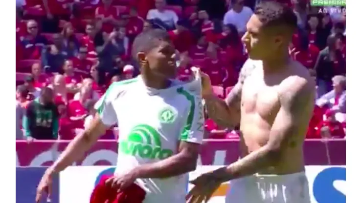 La quería sí o sí: Paolo Guerrero obliga a rival a cambiar camiseta
