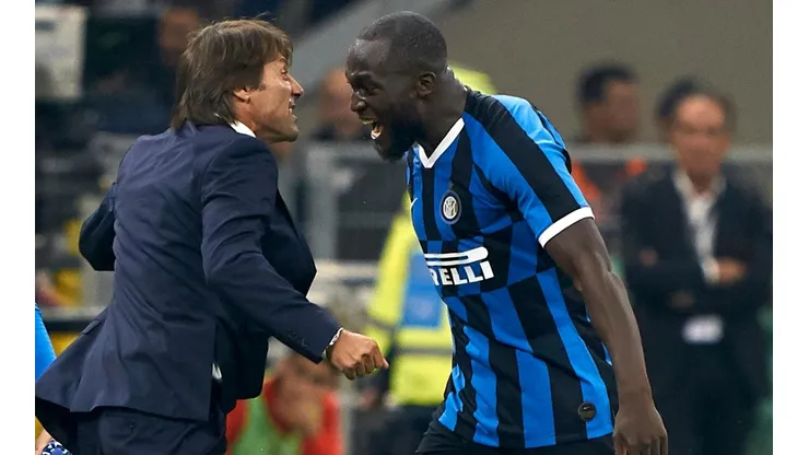Conte celebrando junto a Lukaku el gol del belga.