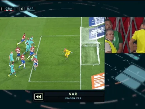 Arturo Vidal comete penal en mano revisada en el VAR