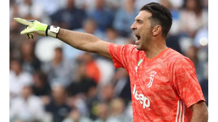 Gigi ante el Hellas Verona.
