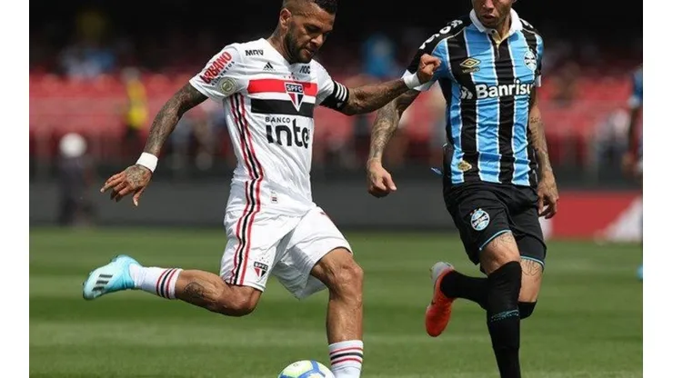 Dani Alves juega su primera temporada con el Sao Paulo.
