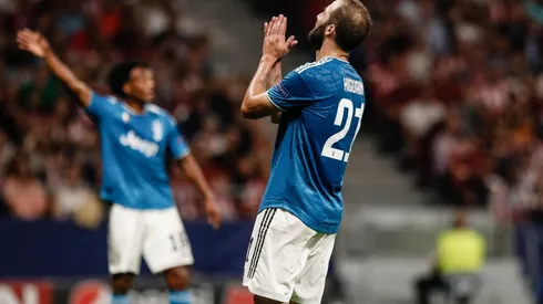 Gonzalo Higuaín lamenta el gol que se comió. Cristiano, lo mismo.