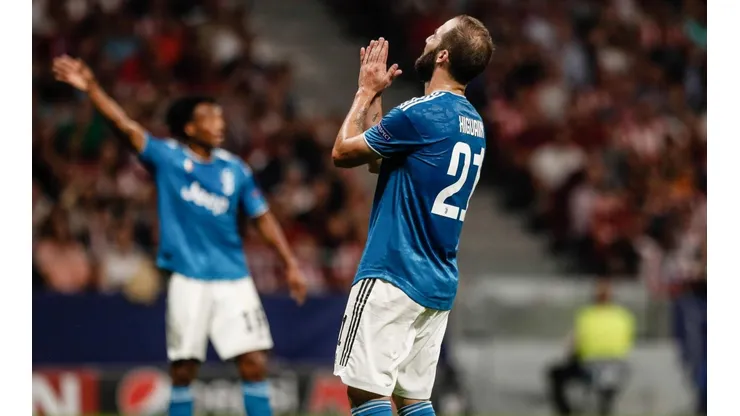 Gonzalo Higuaín lamenta el gol que se comió. Cristiano, lo mismo.