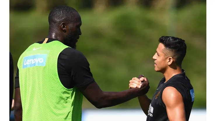 Alexis separó a Lukaku de una pelea