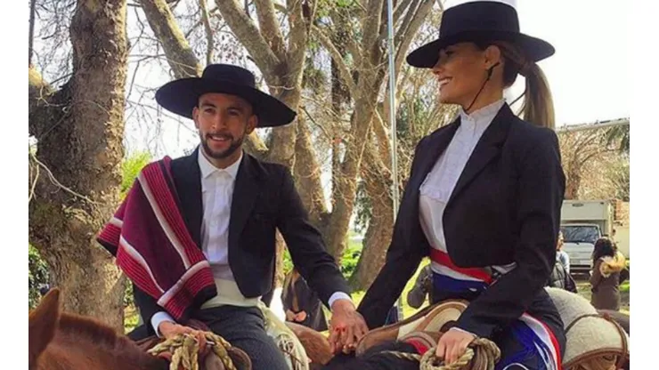 Más huaso que nunca: el saludo con chupalla incluida de Mauricio Isla por el 18 de septiembre