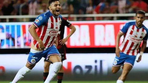 Delantero de Chivas es multado con casi 5 millones de pesos por bajarse los pantalones en celebración