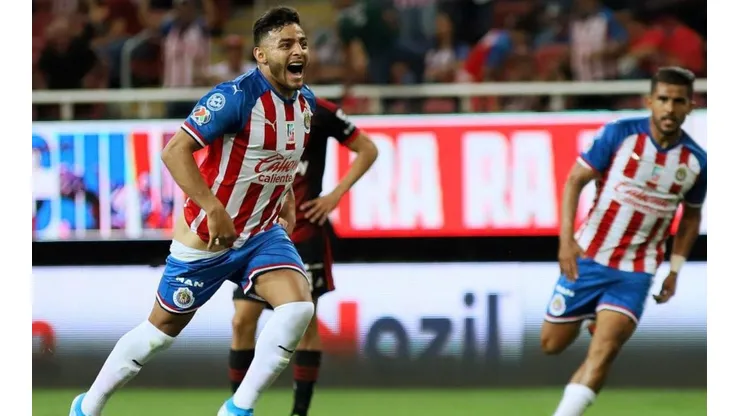 Delantero de Chivas es multado con casi 5 millones de pesos por bajarse los pantalones en celebración