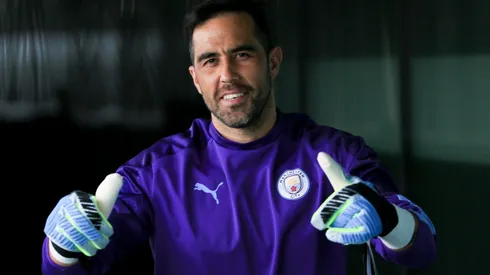 Claudio Bravo entró en la convocatoria del Manchester City para enfrentar al Shakhtar Donetsk por la Champions League.