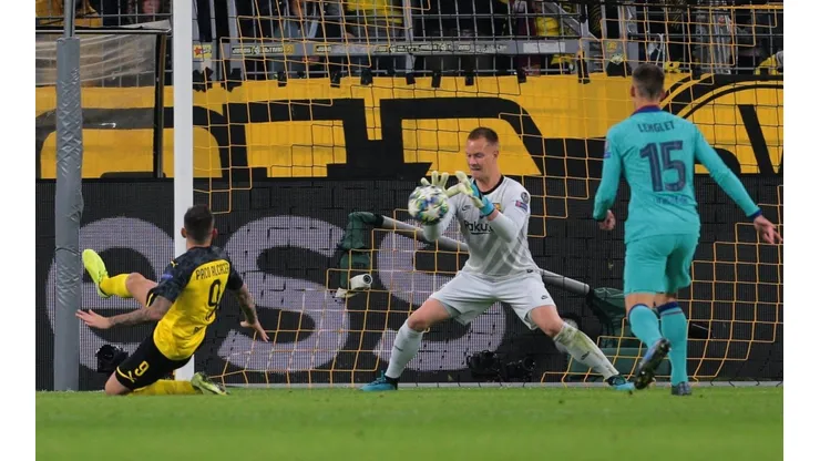 Ter Stegen rompiéndola en Alemania.