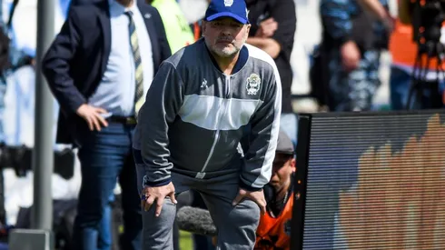 Diego Maradona sufrió en su rodilla recién operada.